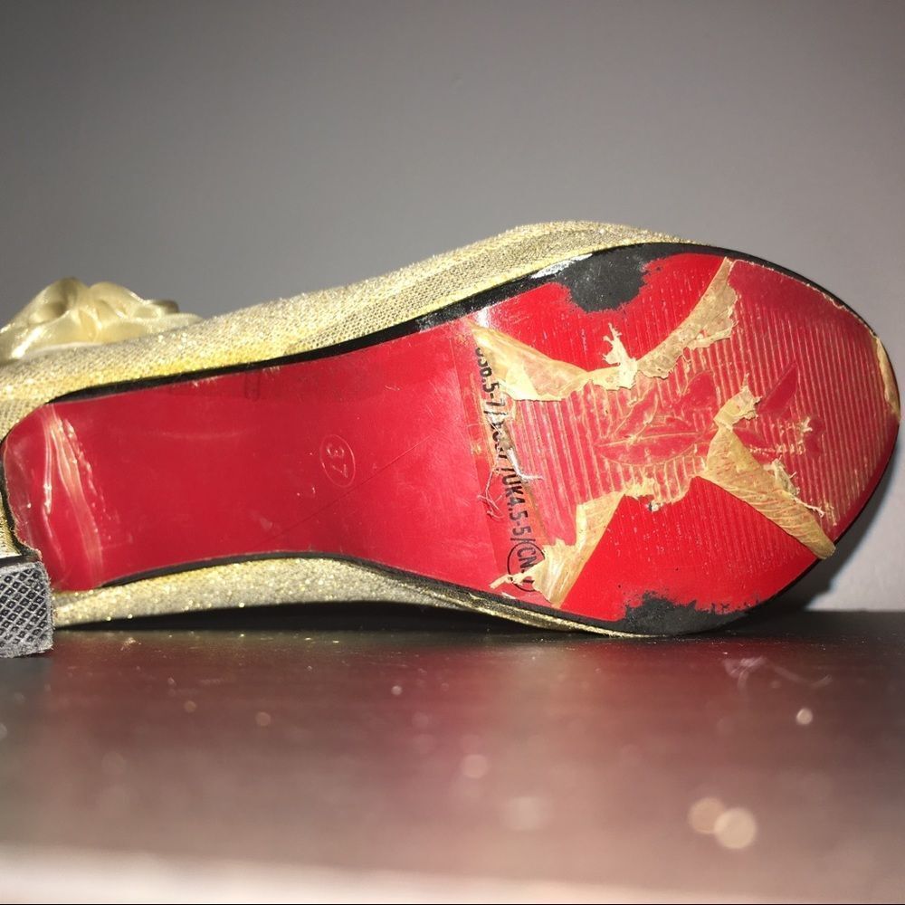 Beautiful sparkly gold heels with flower detail - Picture 7 of 8